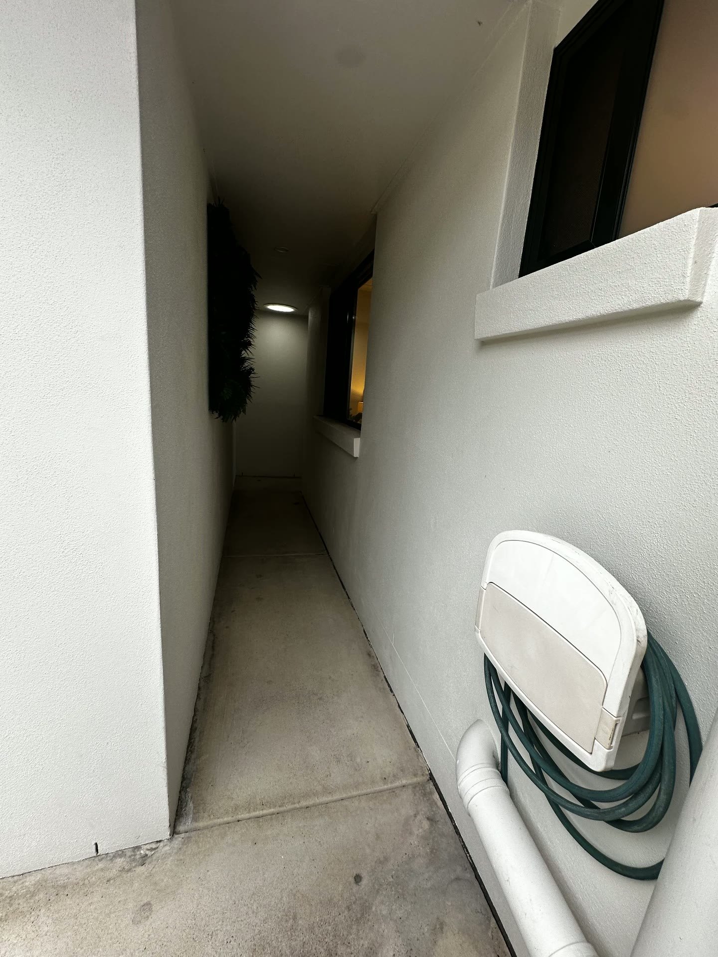External lane dividing the two living zones of the property